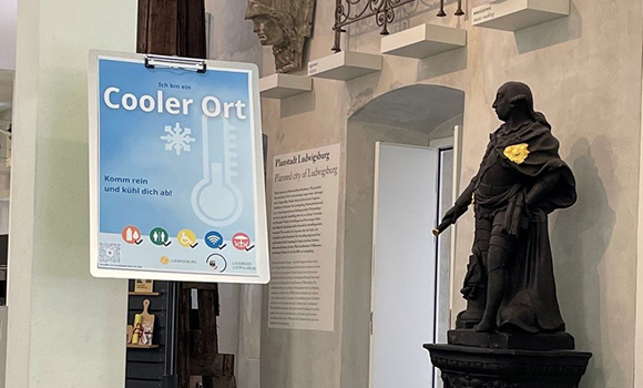 Blick ins Ludwigsburg Museum: Plakat mit Aufschrift "Cooler Ort", daneben eine Statue, die im Museum ausgestellt ist.