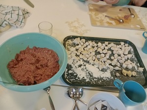 Manti (türkische Teigtaschen) während der Zubereitung