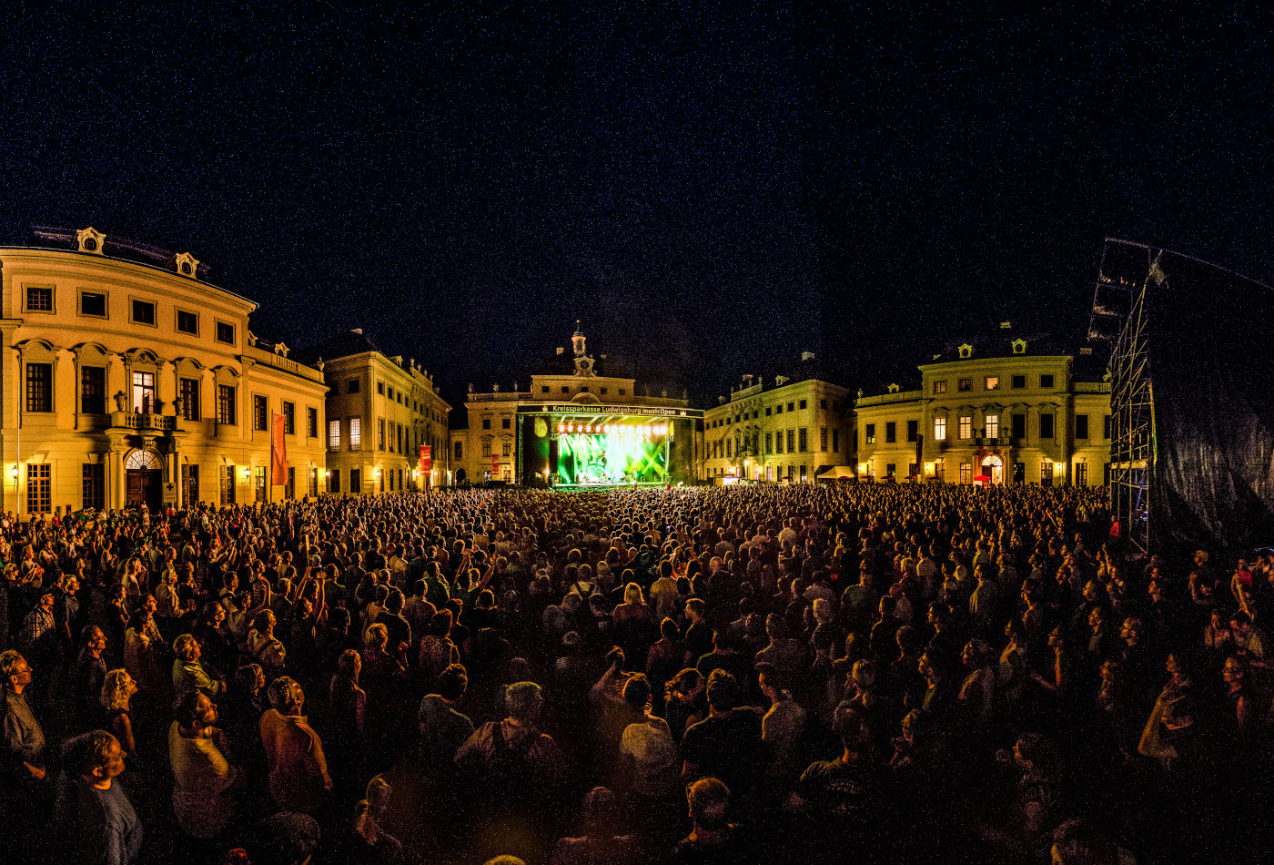 Das Publikum beim KSK Music Open bei Dunkelheit.