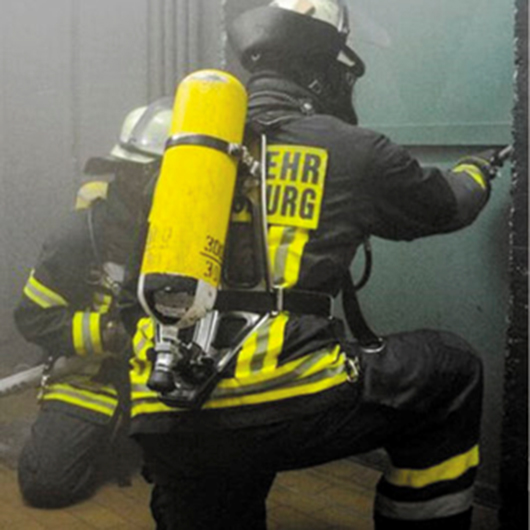zwei Kameraden der Feuerwehr Ludwigsburg beim Einsatz