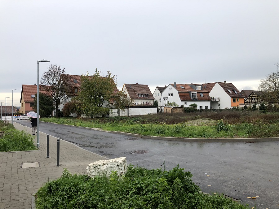 Grundstück an der Straße und am Baugebiet