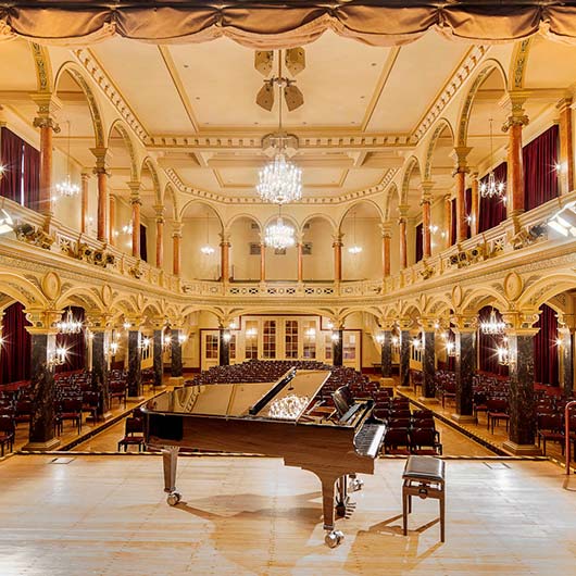 Saal mit Kronleuchtern in der Musikhalle