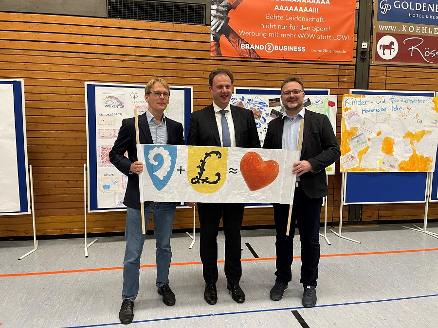 Herren Naumann, Knecht und Röser zeigen ein Wappen-Transparent Herren Naumann, Knecht und Röser zeigen ein Wappen-Transparent