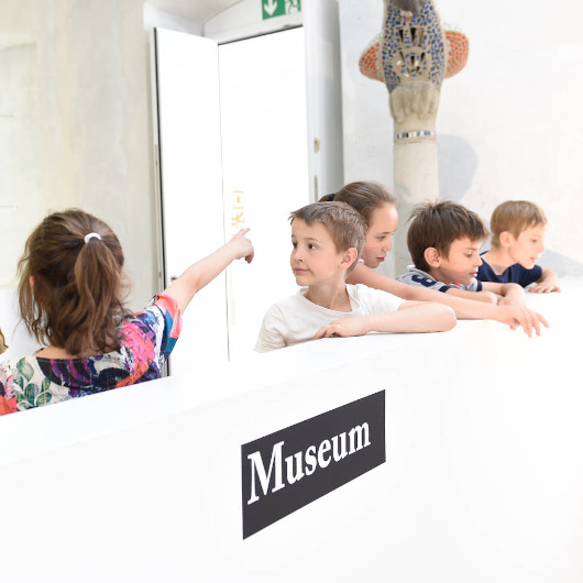 Kinder am Empfangstresen im Ludwigsburg Museum