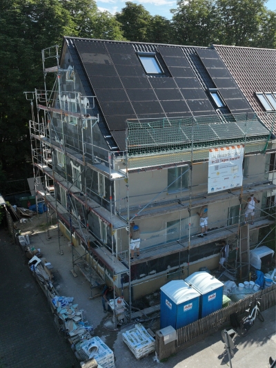 Zu sanierendes Haus mit PV-Anlage auf dem Dach