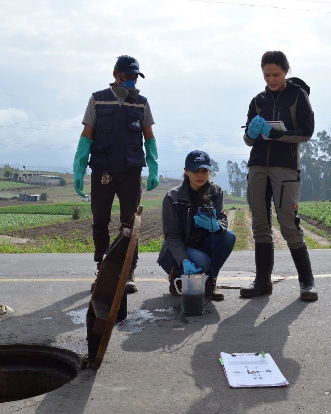 Wasserproben werden genommen