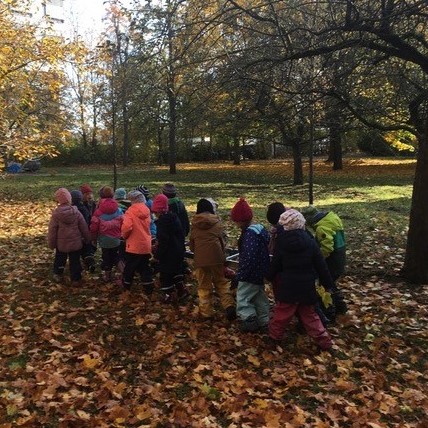 Kindergarten-Kinder bei den Nistkastentagen