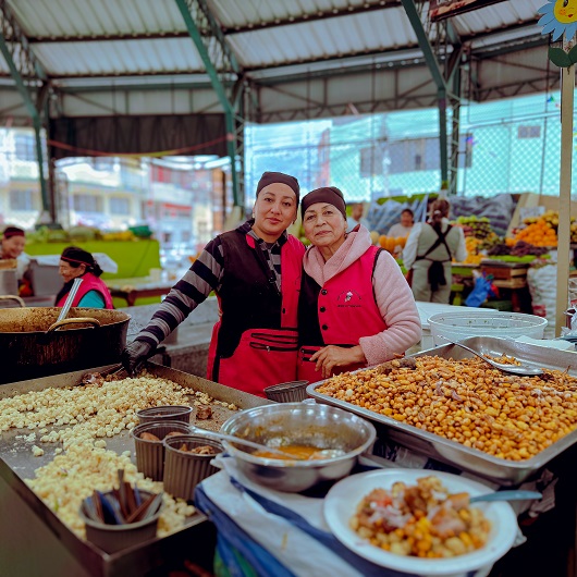 zwei Marktfrauen an einem Verkaufsstand auf dem Zentralmarkt