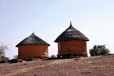 zwei Hütten als Teile einer Bewässerungsanlage in Kongoussi