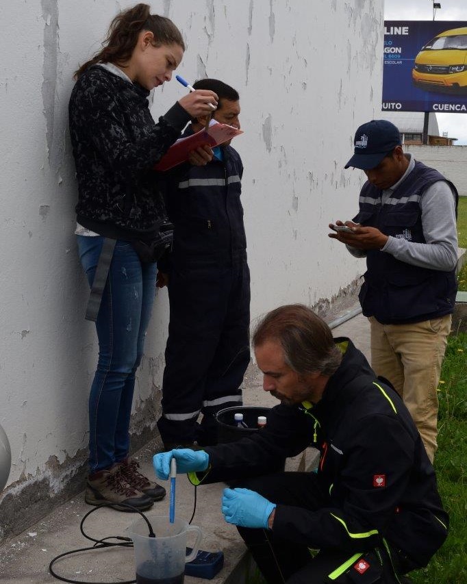 Wasserproben werden genommen