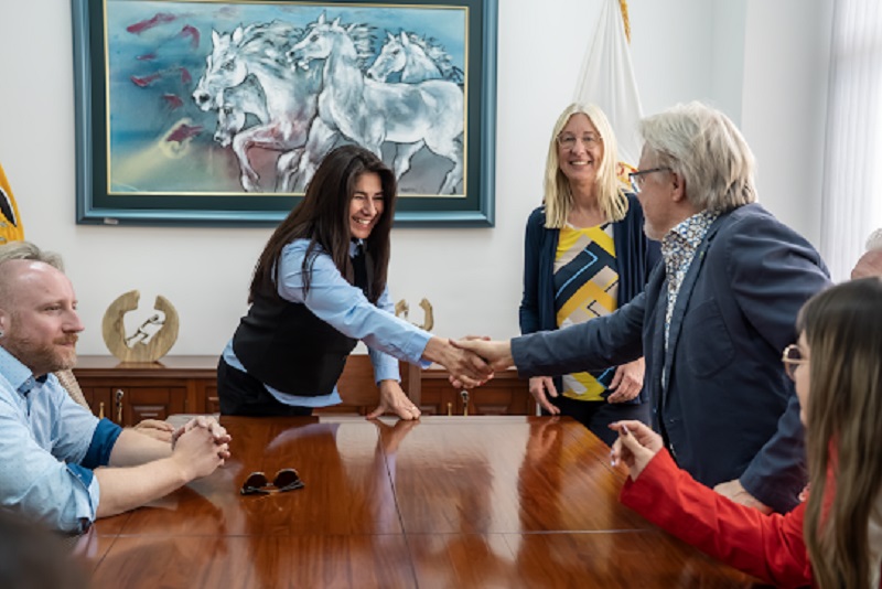 Zwei Personen reichen sich die Hände zum Abschluss der Innovationspartnerschaft 