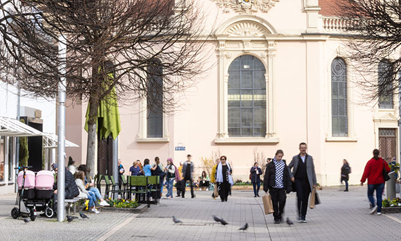 Menschen in der Ludwigsburger Fußgängerzone vor der evangelischen Stadtkirche.