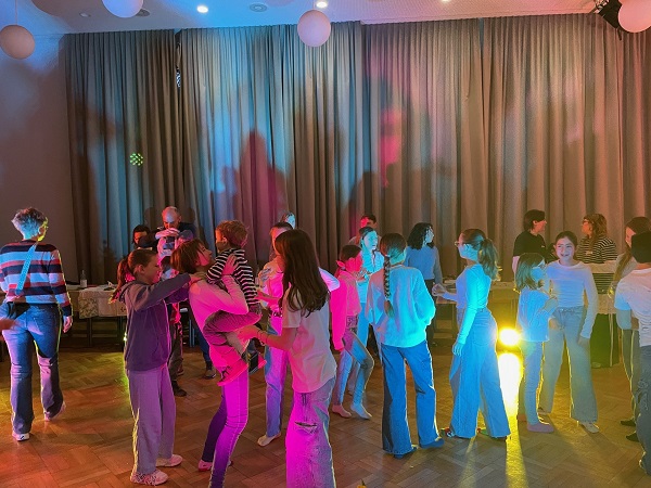 Kinder auf der Tanzfläche bei bunten Lichtern
