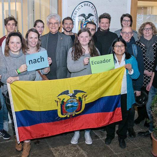 Gruppenbild Schüler*innen im Honorarkonsulat Ambato