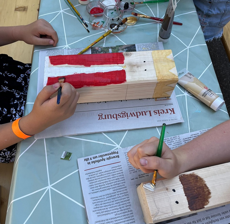 Wikingerschach bemalen Kinder bemalen Holzpfosten für das Wikingerschach