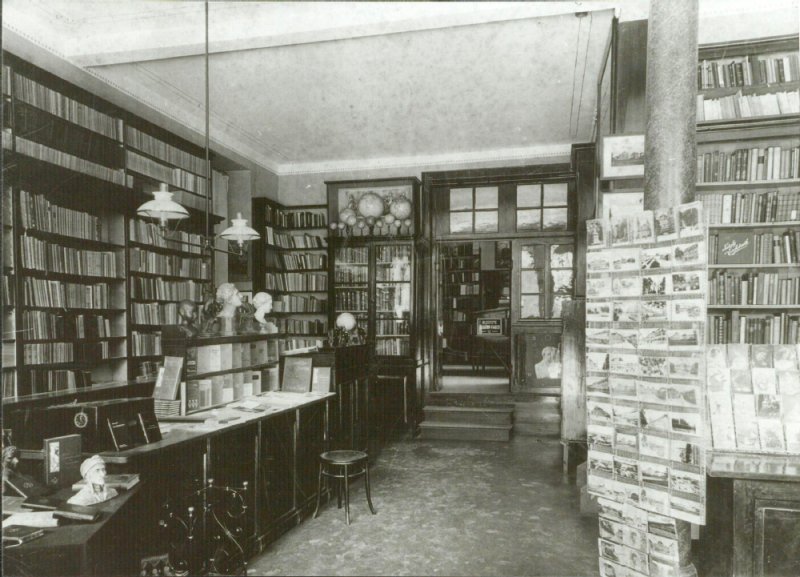 Innenansicht der Buchhandlung in der Arsenalstraße 8, 1905