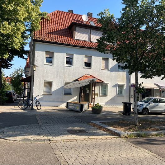 Solar-Schirm auf Gehweg an Straßenecke