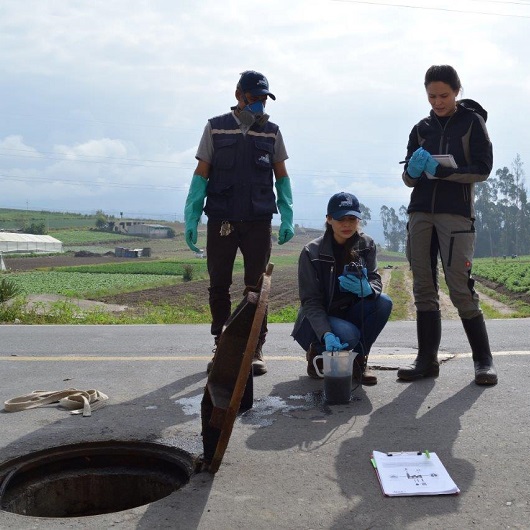 Proben vom Abwasser werden entnommen