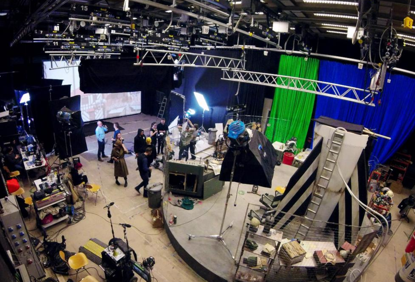 Buntes Treiben in einem Filmstudio der Filmakademie Baden Württemberg