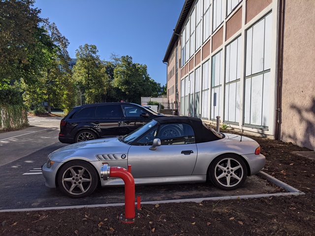 Parkplatz für Autos und Regenwasser Parkplatz für Autos und Regenwasser