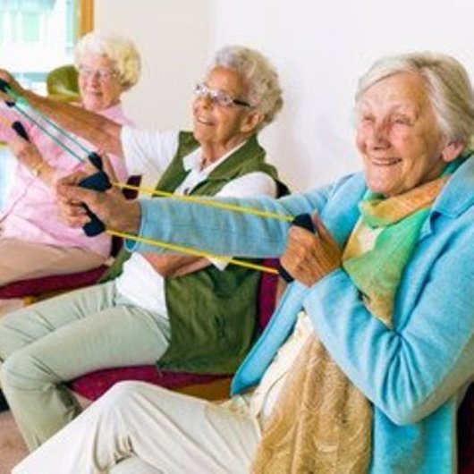 Ältere Frauen bei der Stuhlgymnastik